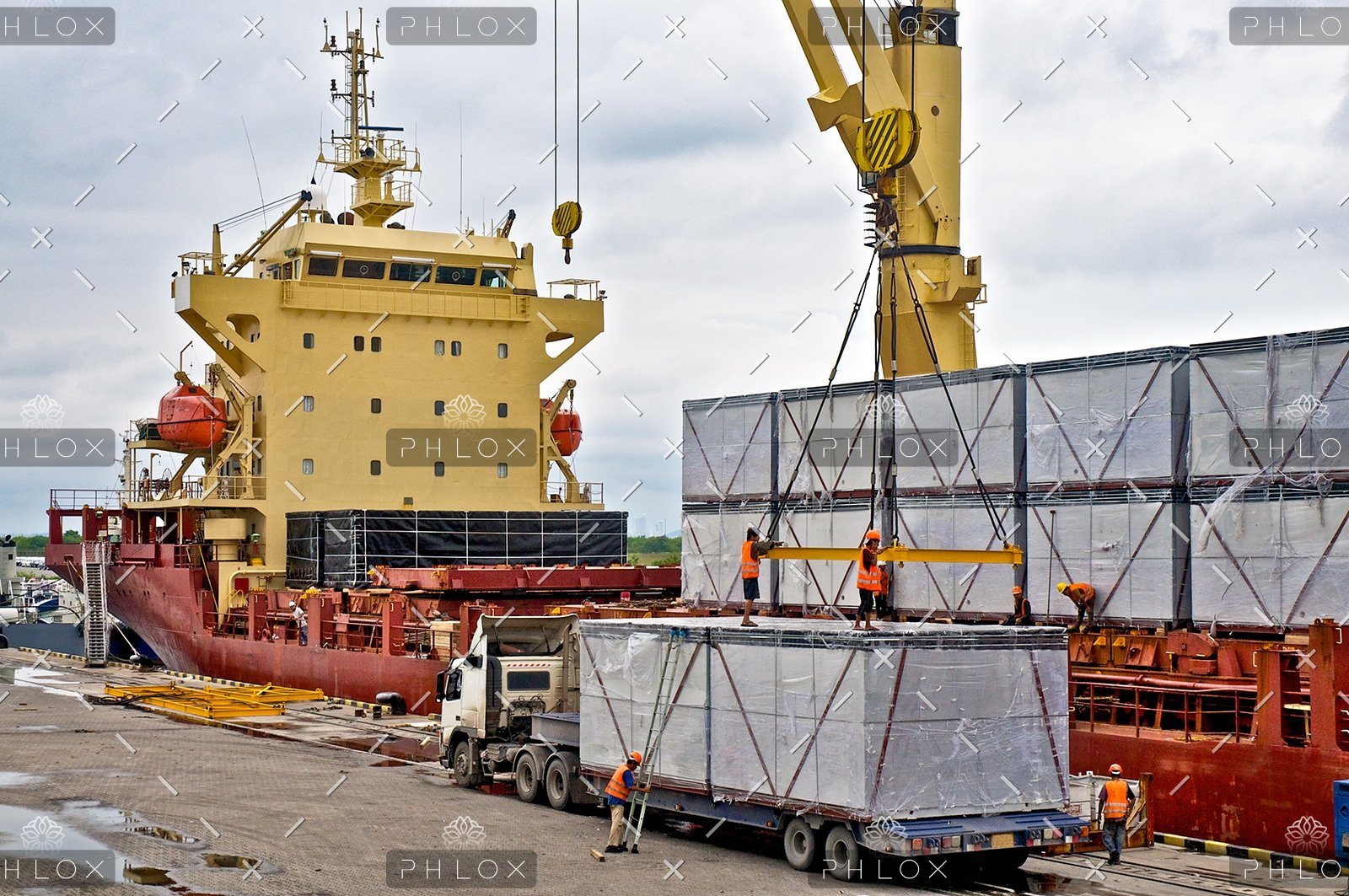 Unloading Container Ships - Neo Québec